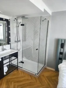 pare-douche sur mesure avec porte et décor noir mat