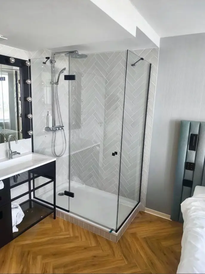 pare-douche sur mesure avec porte et décor noir mat